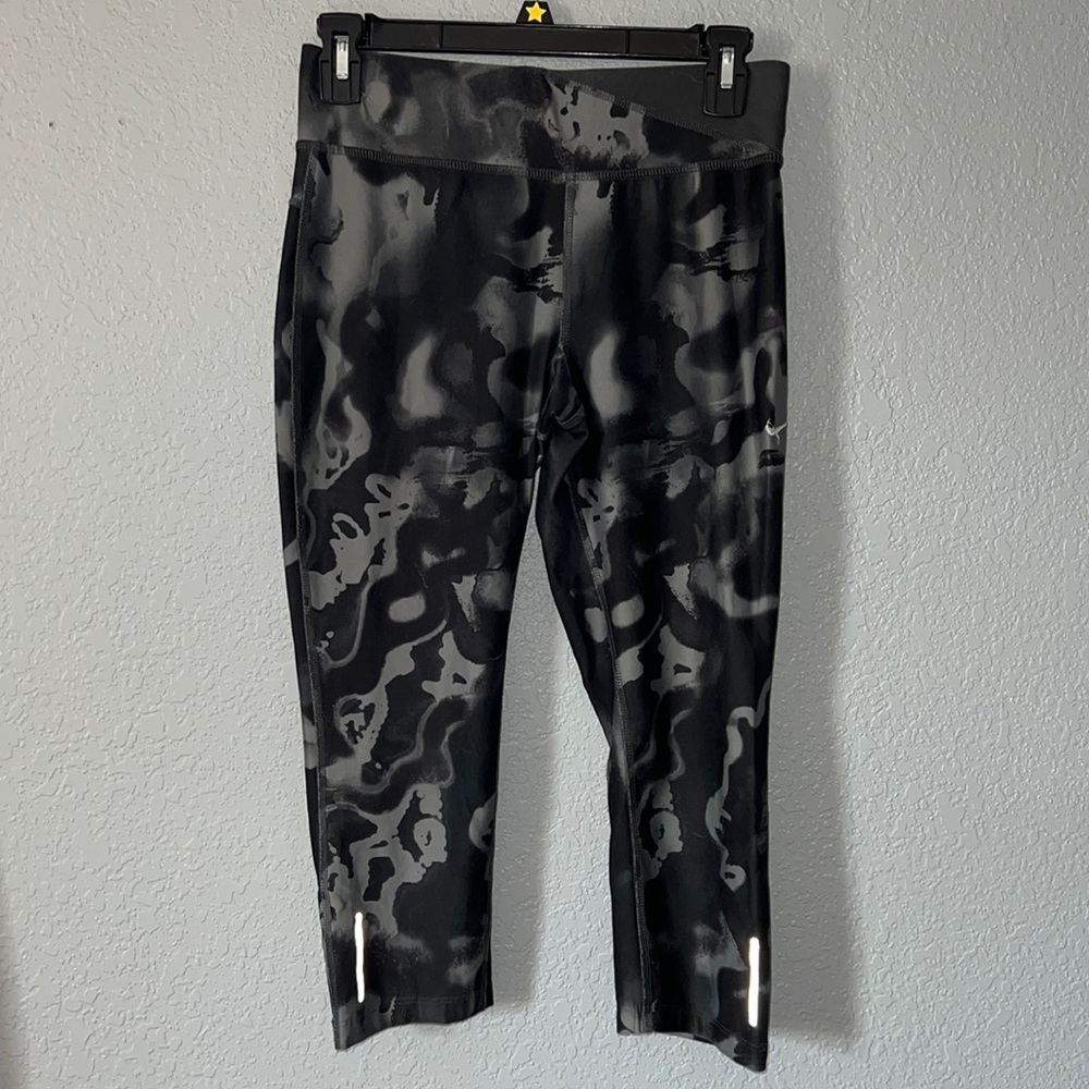 Nike Dri-Fit Crop Leggings 🤍